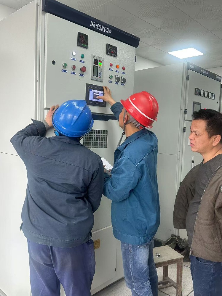 長沙文鋮電氣對客戶訂制的高壓固態軟啟動柜進行現場調適